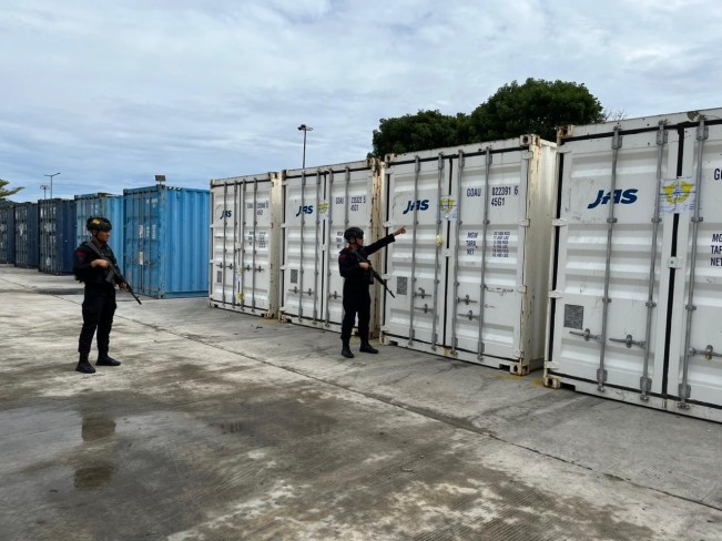 Brimob melakukan pengawalan logistik. [Istimewa]